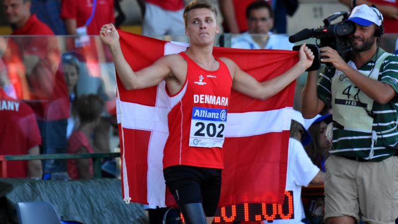 Daniel Jorgensen - Denmark - Grosseto 2016 Man in red jersey celebrating with a Danish flag