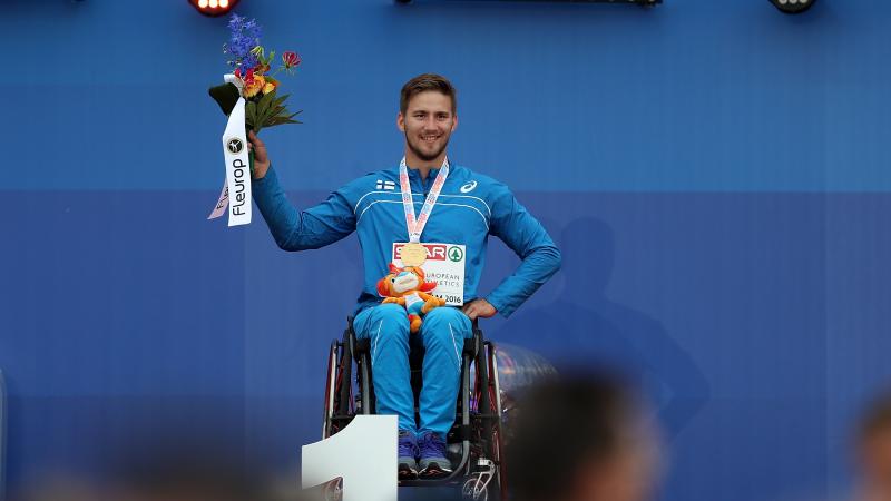 Henry Manni - Finland - Amsterdam European Championships 2016 Person in a wheelchair on a podium holding flowers