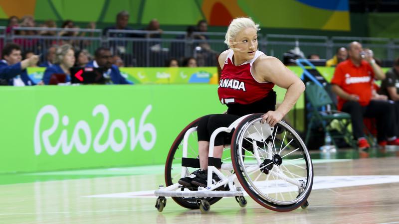 Melanie Hawtin - Canada - wheelchair basketball Women in wheelchair dribbles basketball