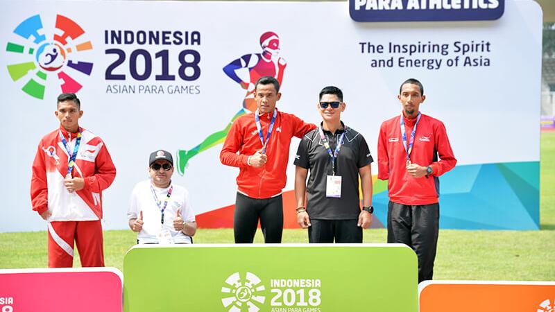 Rasyidi - Indonesia - athletics Athletes and their guides pose on the podium