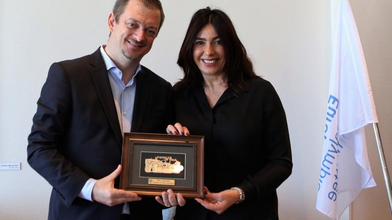 IPC President Andrew Parsons - Israel Sport and Culture minister Miri Regev A man and a woman holding a plate