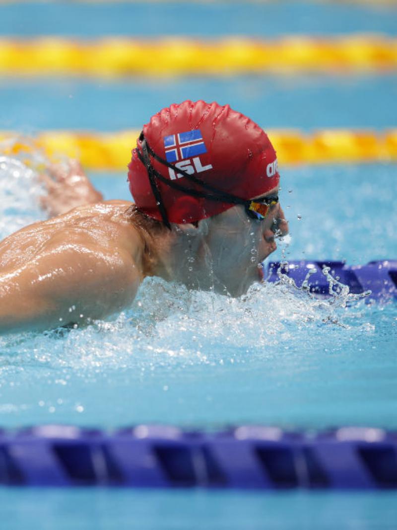 male Para swimmer Mar Gunnarsson performing a butterfly stroke in the pool