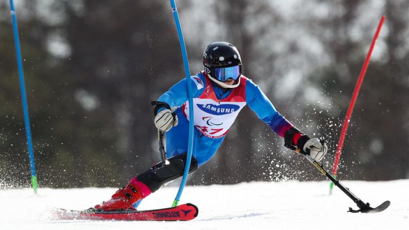 Male alpine skier with left leg impairment competes in slalom