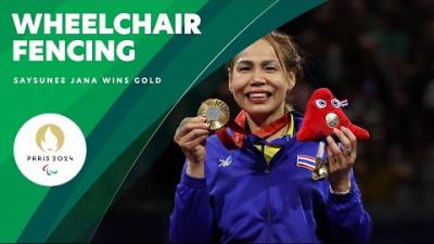 Video Thumbnail of Saysunee Jana holding her gold medal with text "Wheelchair fencing Paris 2024".